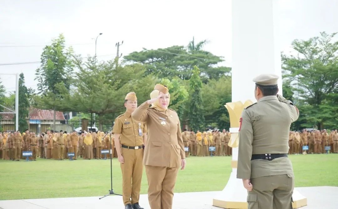 Bupati Musi Rawas H. Ratna MachmudPimpin Apel dan Beri Penghargaan ASN Pensiun