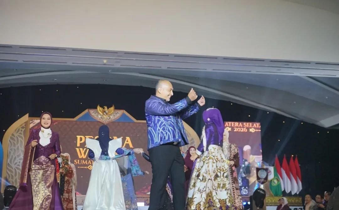 Ketua TP PKK Kabupaten Musi Rawas H. Riza Novianto Gustam, Ikuti Ajang fashion show wastra Sumatera Selatan